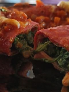 Una foto de Canelones con relleno de espinaca y salsa filetto