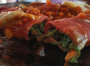 Una foto de Canelones con relleno de espinaca y salsa filetto