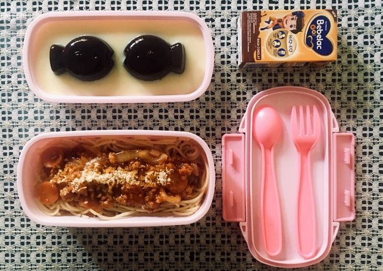 Spaghetti bolognese & pudding coklat vla vanila bekal anak