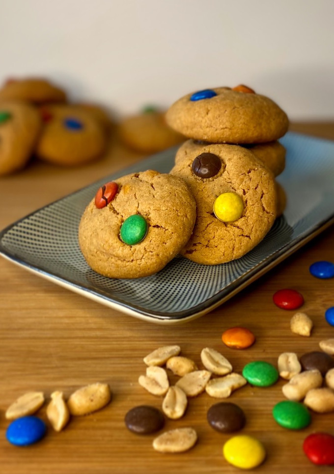 Una foto de Cookies de mantequilla de cacahuete y M&Ms