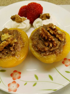 Una foto de Melocotones rellenos de nueces y miel