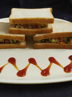 વેજ મેયો સેન્ડવિચ (Veg Mayo Sandwich Recipe In Gujarati) રેસીપી મુખ્ય ફોટો