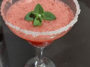 Una foto de bebidas con alcohol de frambuesa