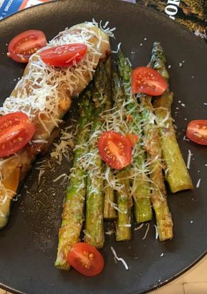 Foto resep Zucchini stuffed boat & Parmesan Asparagus