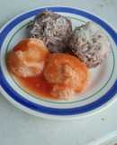 Huevo en salsa con bolitas de arroz y frijol