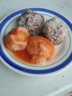 Una foto de Huevo en salsa con bolitas de arroz y frijol