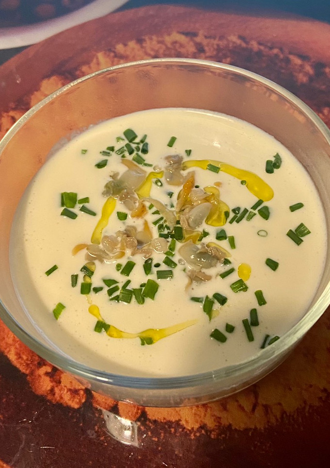 Una foto de Crema tibia de Espárragos con Berberechos (Thermomix)