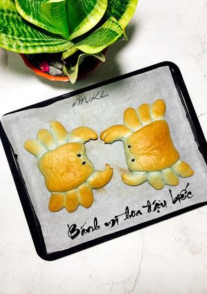 Hình của món Bánh mì hoa đậu biếc (tạo hình cua).