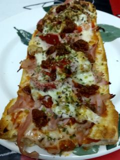 Una foto de 🍕 Tosta de jamón y chorizo