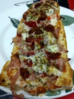 Una foto de 🍕 Tosta de jamón y chorizo