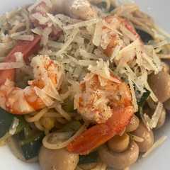 Una foto de Spaghetti con calabacín, champiñón y gambones