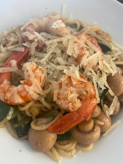 Una foto de Spaghetti con calabacín, champiñón y gambones
