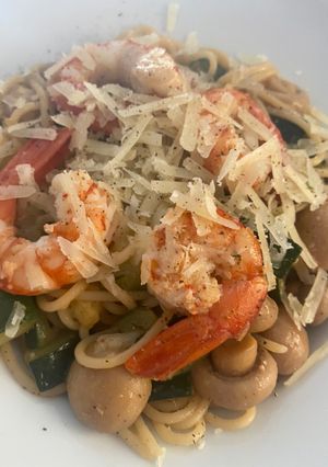 Una foto de Spaghetti con calabacín, champiñón y gambones