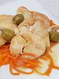 Medaglioni dorati di pollo e tacchino con olive verdi su julienne di carote cotte al vapore