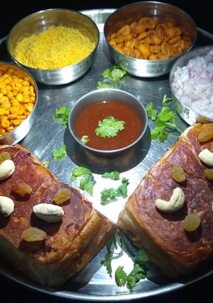 ડ્રાયફ્રુટ દાબેલી (Dry Fruit Dabeli Recipe In Gujarati) રેસીપી મુખ્ય ફોટો