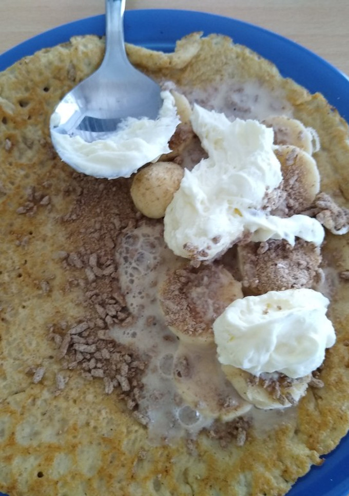 Una foto de Panqueques integrales con banana y crema