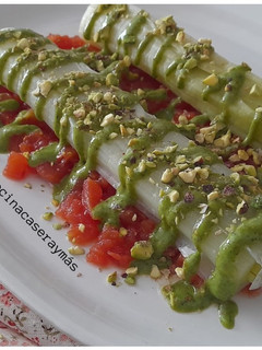 Una foto de Puerros con salsa pesto de pistachos