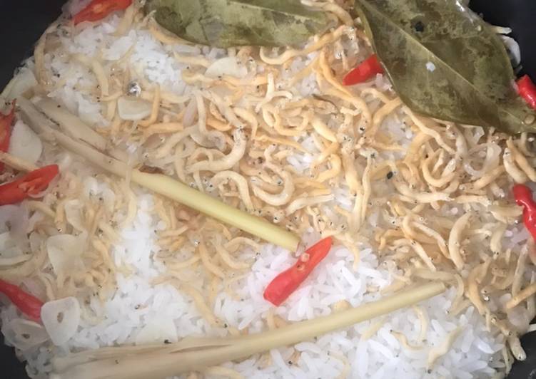 Cara Mudah Menyiapkan Nasi gurih rice cooker Menggugah Selera