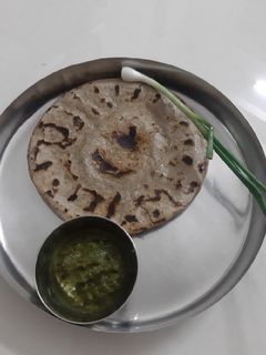 જુવાર- બાજરાનો રોટલો (Jowar Bajro Rotlo Recipe in Gujarati) રેસીપી મુખ્ય ફોટો