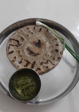 જુવાર- બાજરાનો રોટલો (Jowar Bajro Rotlo Recipe in Gujarati) રેસીપી મુખ્ય ફોટો