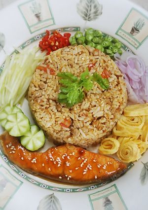 รูปของ ข้าวผัดน้ำพริกแซลม่อนทรงเครื่อง