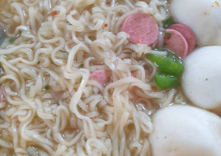 Mie gelas bakso ikan