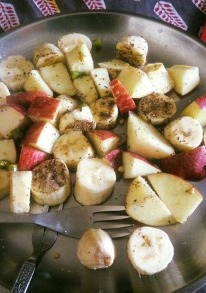 फ्रूट चाट(Fruit chaat recipe in Hindi) रेसिपी मुख्य फोटो