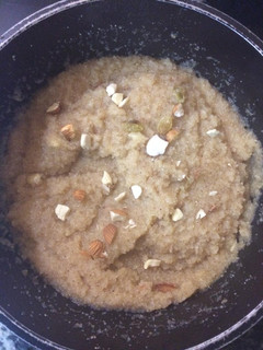 सूजी का हलवा (Suji ka halwa recipe in hindi) रेसिपी मुख्य फोटो