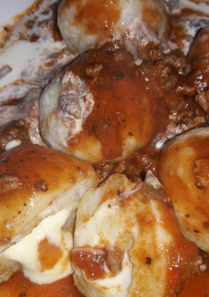 Una foto de Ñoquis grandes rellenos de queso con salsa boloñesa y crema😊