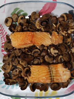 Una foto de Salmón con cama de champiñones 👌