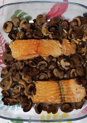 Una foto de Salmón con cama de champiñones 👌
