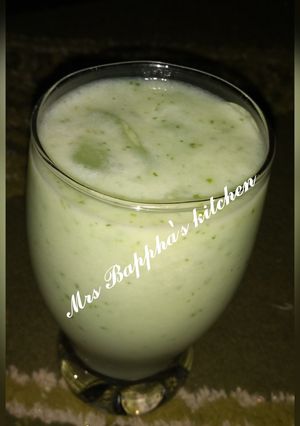 A picture of ABC smoothie 🥤 (Apple 🍎, banana 🍌, cucumber 🥒).