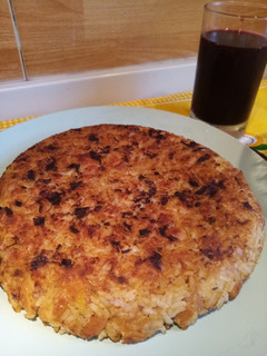 Una foto de Tacu Tacu de Frejol Canario con Trucha frita y Ensalada