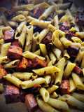 Macarrones kombu con tofu picante caramelizado