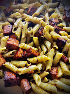 Una foto de Macarrones kombu con tofu picante caramelizado