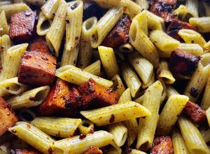 Foto principal de Macarrones kombu con tofu picante caramelizado