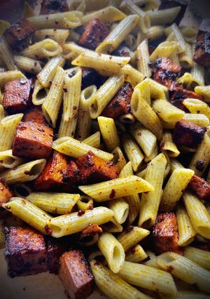 Una foto de Macarrones kombu con tofu picante caramelizado