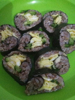 Foto resep Kimbap/kimbab (nasi gulung) mirip sushi nasi merah sederhana