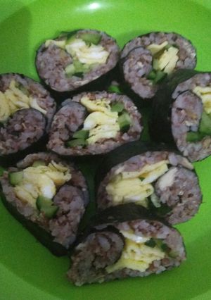 Foto resep Kimbap/kimbab (nasi gulung) mirip sushi nasi merah sederhana
