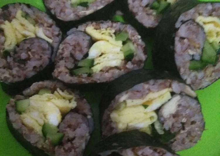 Kimbap/kimbab (nasi gulung) mirip sushi nasi merah sederhana