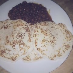A picture of Set dosa and kadala curry.