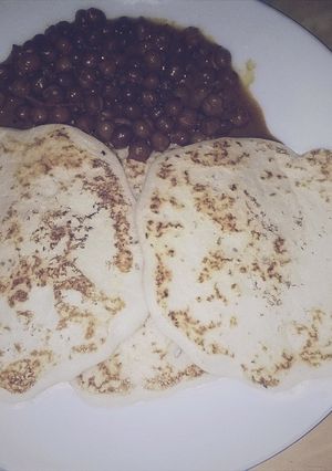 A picture of Set dosa and kadala curry.