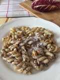 Pasta con crema di radicchio e noci