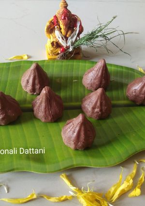 ચોકલેટ મોદક (Chocolate Modak Recipe In Gujarati) રેસીપી મુખ્ય ફોટો