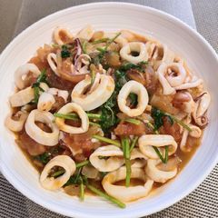 A picture of Squid in Tomatoe Sauce.