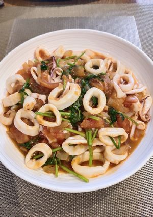 A picture of Squid in Tomatoe Sauce.