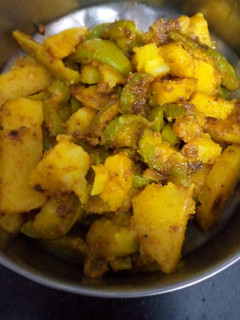 आलू परवल की सब्जी(aloo parwal ki sabzi recipe in hindi) रेसिपी मुख्य फोटो