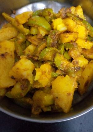 आलू परवल की सब्जी(aloo parwal ki sabzi recipe in hindi) रेसिपी मुख्य फोटो