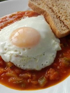 Una foto de Pisto de verduras con huevo