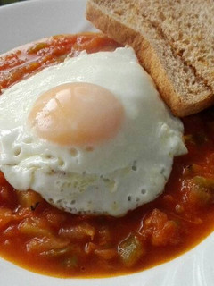 Una foto de Pisto de verduras con huevo